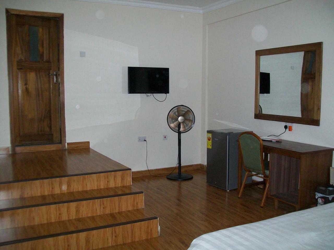 Ampomaah Hotel Acra Exterior foto